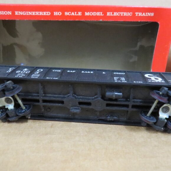 7 Assorted Vtg Tyco HO Scale Train Box Cars, Tanker, Caboose + 16 Curved Tracks - Picture 5 of 16